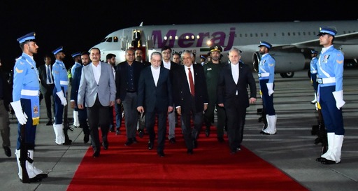 압바스 아라그치 이란 외무장관이 이끄는 대표단이 24일(현지 시간) 파키스탄 이슬라마바드에 도착하고 있다.