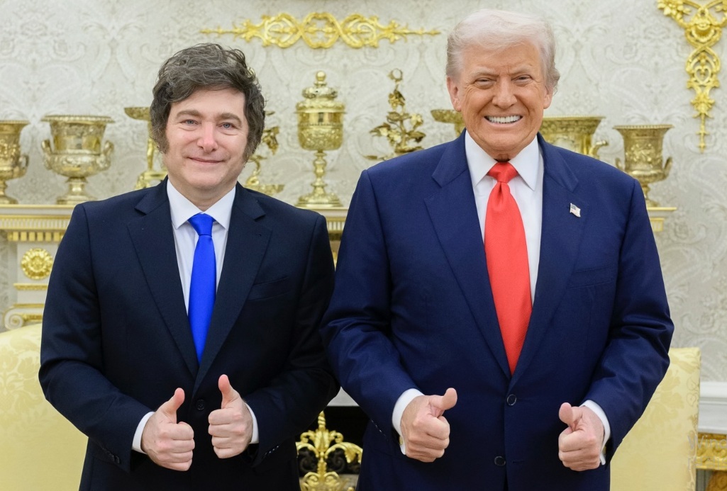 2025년 10월 백악관을 방문한 하비에르 밀레이 아르헨티나 대통령(왼쪽)이 환한 표정으로 도널드 트럼프 미국 대통령과 기념 촬영을 하고 있다. 백악관 홈페이지