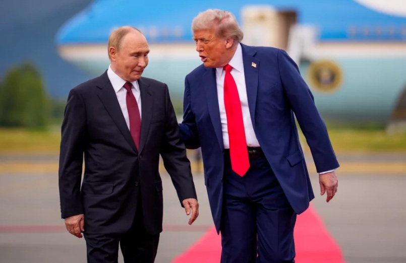 지난 2025년 8월 도널드 트럼프 미국 대통령(오른쪽) 미·러 정상회담을 위해 알래스카를 방문한 블라디미르 푸틴 러시아 대통령을 공항에서 맞이하고 있다. 세계일보 자료사진