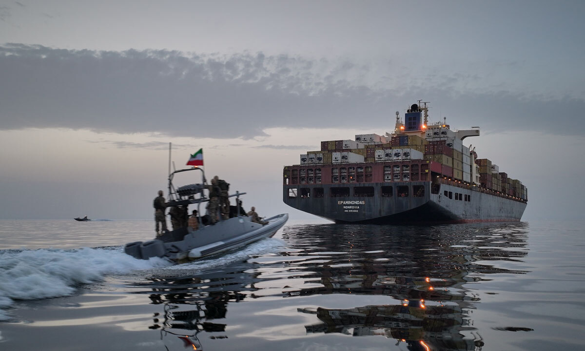 지난 21일 이란 혁명수비대(IRGC) 해군 고속정이 화물선에 접근하는 모습. AP연합