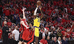 '르브론 연장행 3점포' NBA 레이커스, 휴스턴 꺾고 PO 3연승