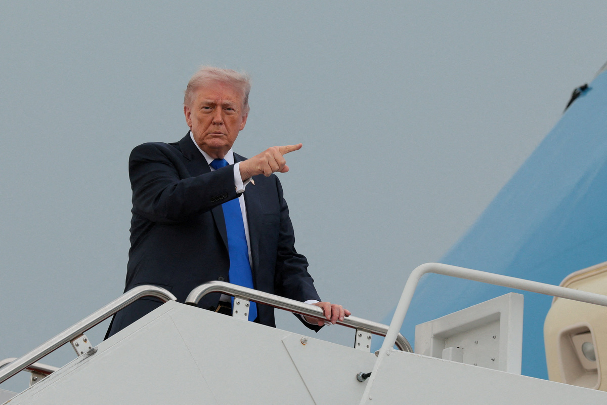 FILE PHOTO: U.S. President Donald Trump boards Air Force One en route to Palm Beach International Airport, at Joint Base Andrews, Maryland, U.S., April 24, 2026. REUTERS/Kylie Cooper/File Photo/2026-04-25 15:21:48/ &amp;lt;저작권자 ⓒ 1980-2026 ㈜연합뉴스. 무단 전재 재배포 금지, AI 학습 및 활용 금지&amp;gt;