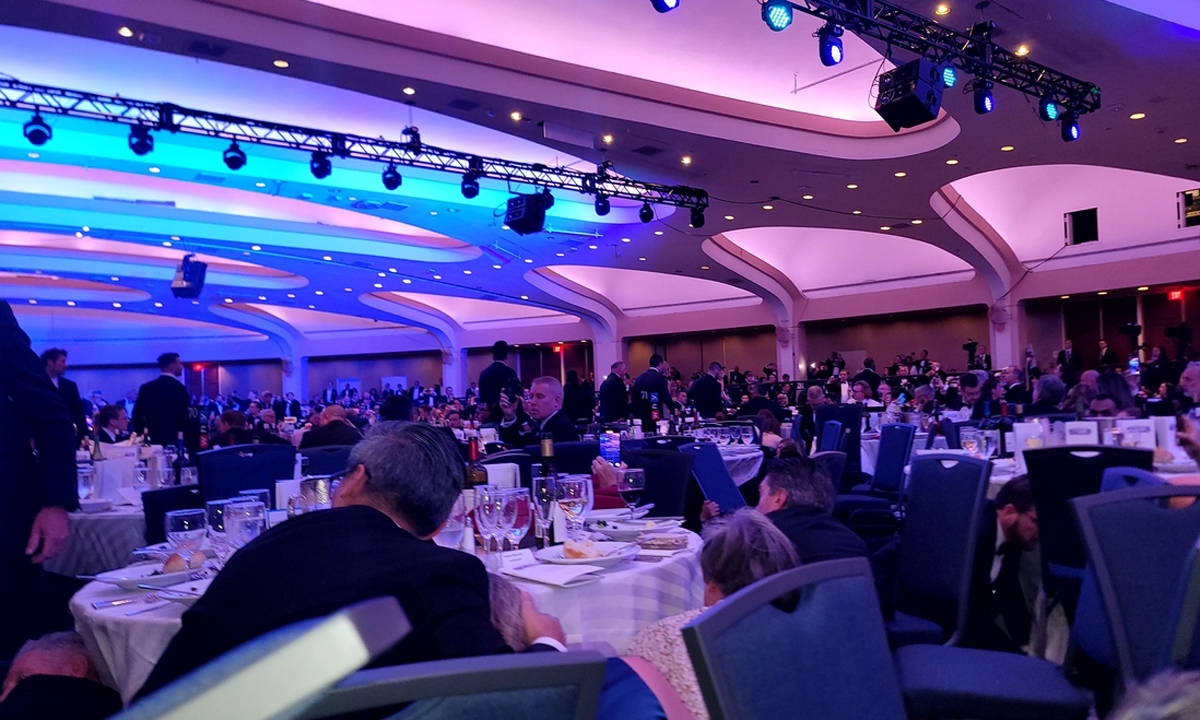 25일(현지시간) 워싱턴DC의 워싱턴 힐튼 호텔에서 열린 백악관 출입기자협회단 만찬 행사에서 총격음이 들린 뒤 트럼프 대통령 등 정부 주요 각료들이 피신했다. 연합뉴스