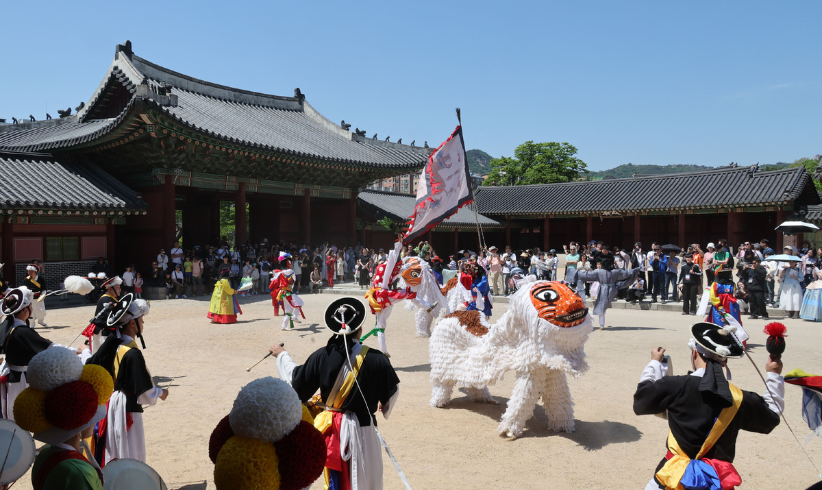 26일 서울 종로구 창덕궁에서 관람객들이 지켜보는 가운데 길놀이 행사가 열리고 있다. 국가유산청 궁능유적본부는 국가유산청 산하 국가유산진흥원과 함께 5월 3일까지 서울의 5대궁(경복궁·창덕궁·덕수궁·창경궁·경희궁)과 종묘에서 올해 궁중문화축전을 개최한다.? /2026.04.26 이제원 선임기자