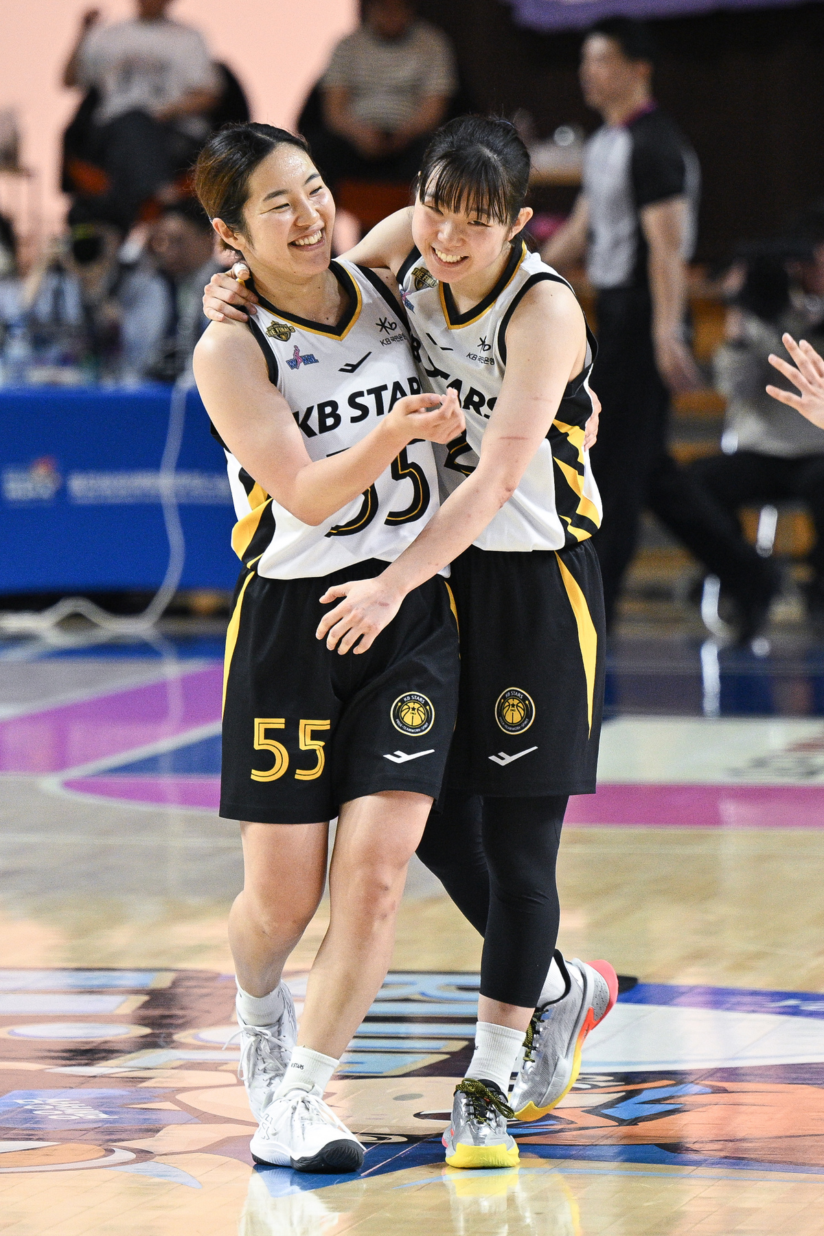 청주 KB스타즈는 26일 용인실내체육관에서 열린 ‘2025~2026 여자프로농구’ 챔피언결정전(5전3선승제) 3차전에서 용인 삼성생명을 80-65로 꺾고 시리즈 전적 3승 무패로 통산 세 번째 통합 우승의 위업을 달성했다. WKBL 제공