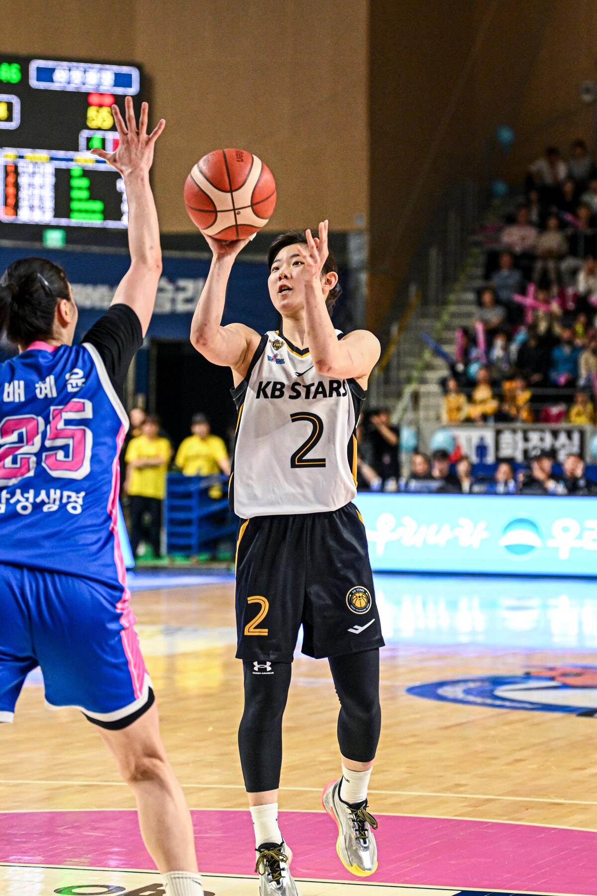 청주 KB스타즈는 26일 용인실내체육관에서 열린 ‘2025~2026 여자프로농구’ 챔피언결정전(5전3선승제) 3차전에서 용인 삼성생명을 80-65로 꺾고 시리즈 전적 3승 무패로 통산 세 번째 통합 우승의 위업을 달성했다. WKBL 제공