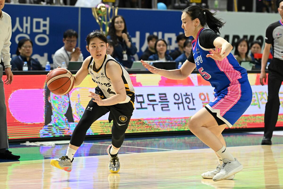 청주 KB스타즈는 26일 용인실내체육관에서 열린 ‘2025~2026 여자프로농구’ 챔피언결정전(5전3선승제) 3차전에서 용인 삼성생명을 80-65로 꺾고 시리즈 전적 3승 무패로 통산 세 번째 통합 우승의 위업을 달성했다. WKBL 제공