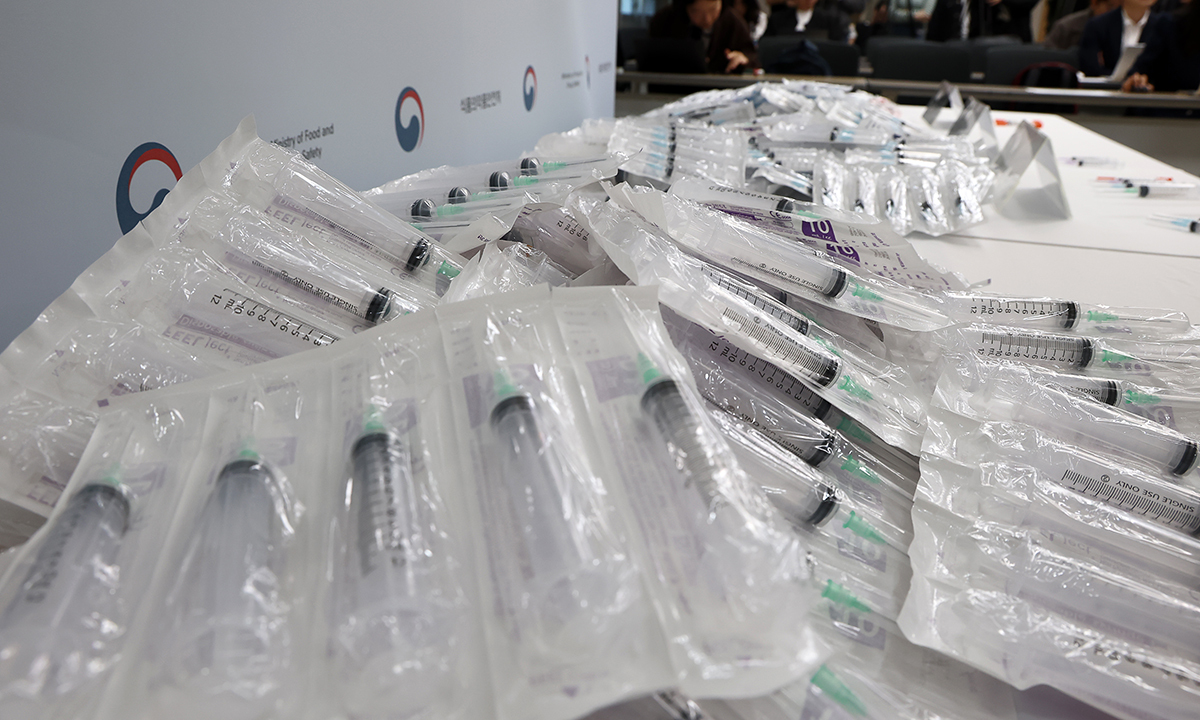 24일 양천구 서울지방식품의약품안전청에서 열린 주사기 매점매석 1차 특별단속 결과 브리핑에서 단속된 주사기 동일 상품이 제품이 진열돼 있다. 연합뉴스