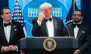 산탄총·칼 무장한 채 보안검색대 돌진… 연회장 진입 전 제압 [트럼프 만찬장 총격]