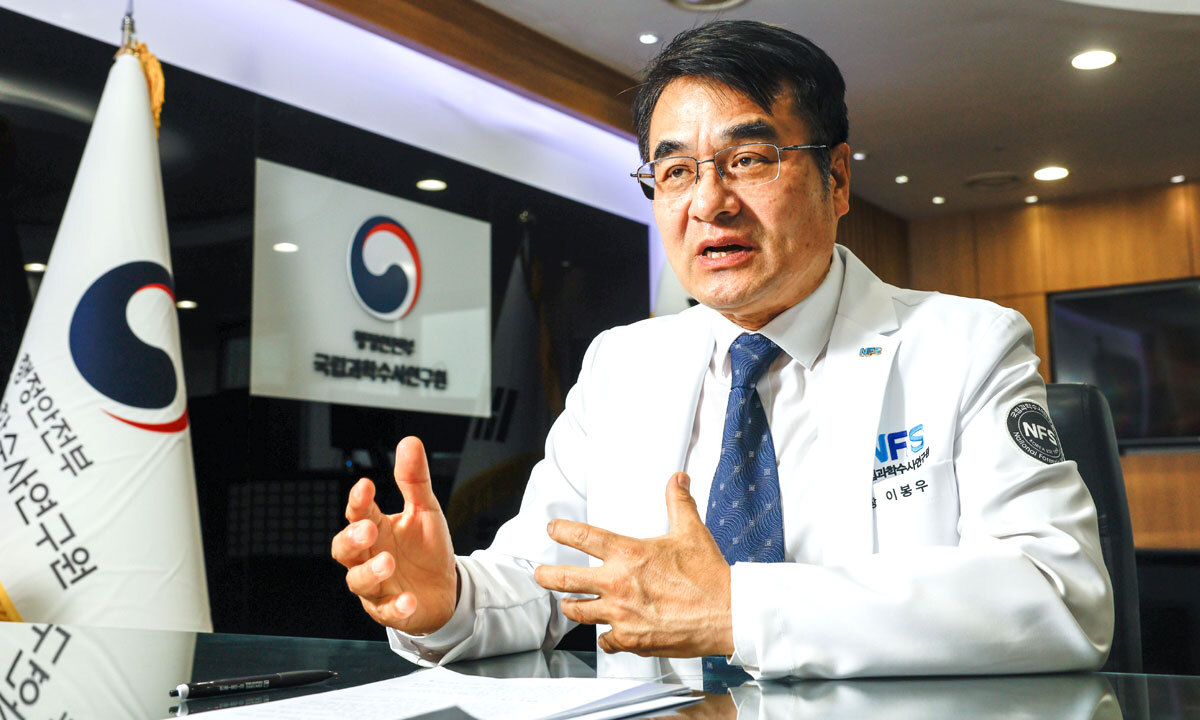 이봉우 국립과학수사연구원장은 “국과수 내 ‘인공지능(AI) 전환 태스크포스(TF)’를 통해 AI 기반 감정 체계를 구축해 업무를 효율화해 나갈 방침”이라며 “제주분원 독립 청사 건립이 시급하고 법의관 충원을 위해서도 노력하고 있다”고 강조한다.&nbsp;원주=최상수 기자