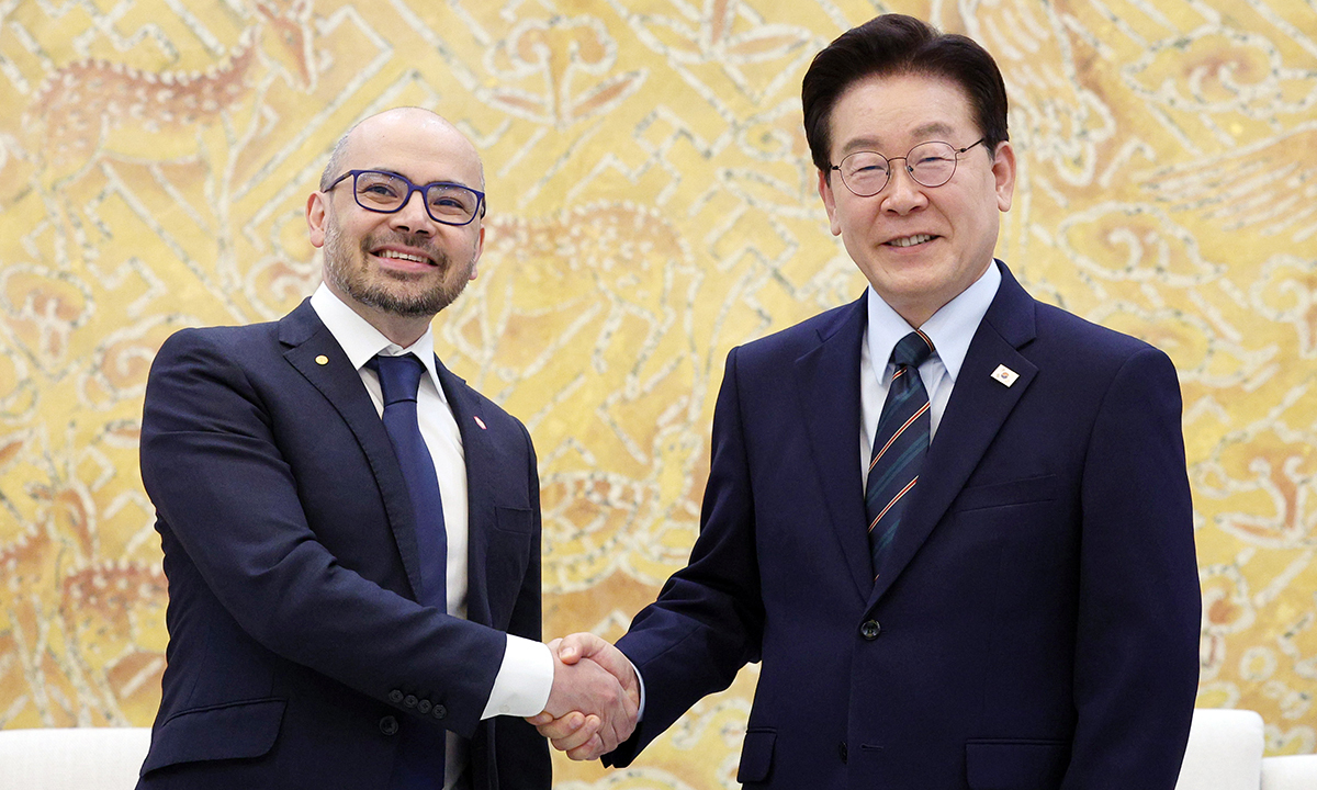 이재명 대통령이 27일 청와대에서 데미스 허사비스 구글 딥마인드 최고경영자(CEO)와 악수하고 있다. 연합뉴스