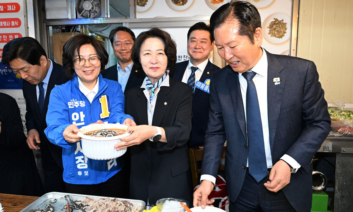 정청래 더불어민주당 대표와 추미애 경기도지사 후보, 김보라 안성시장 후보가 27일 경기도 안성시 서인동 중앙시장을 방문해 포장한 국밥을 포장하고 있다. 뉴스1