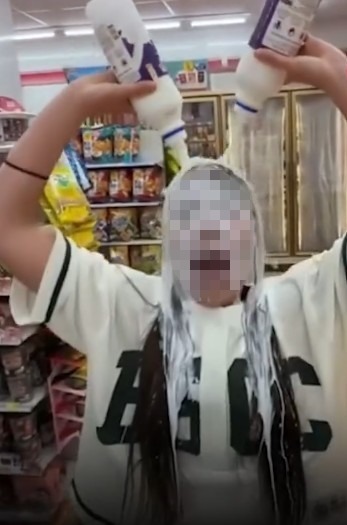 태국의 한 편의점에서 외국인 관광객이 판매용 간식과 우유를 자신의 몸에 쏟아붓고 있다. 인스타그램 캡처