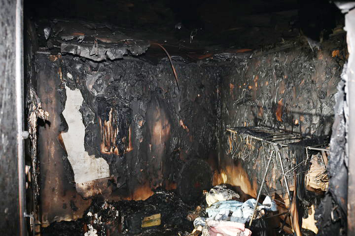 지난 27일 오후 3시6분쯤 대구 서구 원대동의 한 2층짜리 다가구주택 1층 세대에서 불이 나 내부가 그을려 있다. 대구소방안전본부 제공