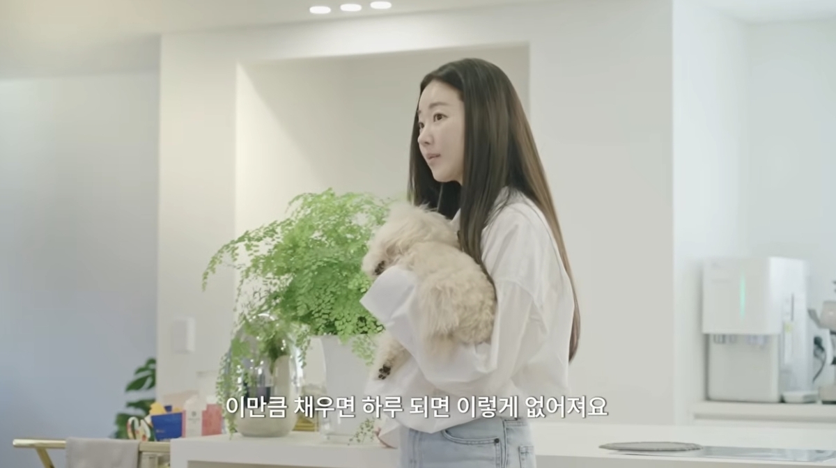 김사랑이 아디안텀을 소개하며 식물을 키우는 일상을 공개하고 있다. 유튜브 채널 ‘김사랑 sa rang’ 캡처