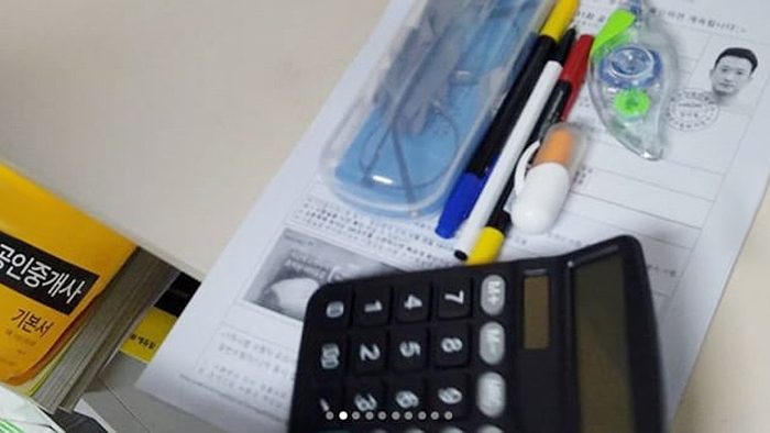 서울대 졸업장을 덮고 계산기와 문제지로 증명한 ‘엉덩이’의 재건 시간. 서경석 인스타그램