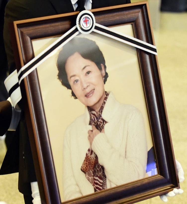 배우 故 김영애는 췌장암 재발 이후에도 촬영을 이어가며 마지막까지 카메라 앞에 섰다. 뉴스1