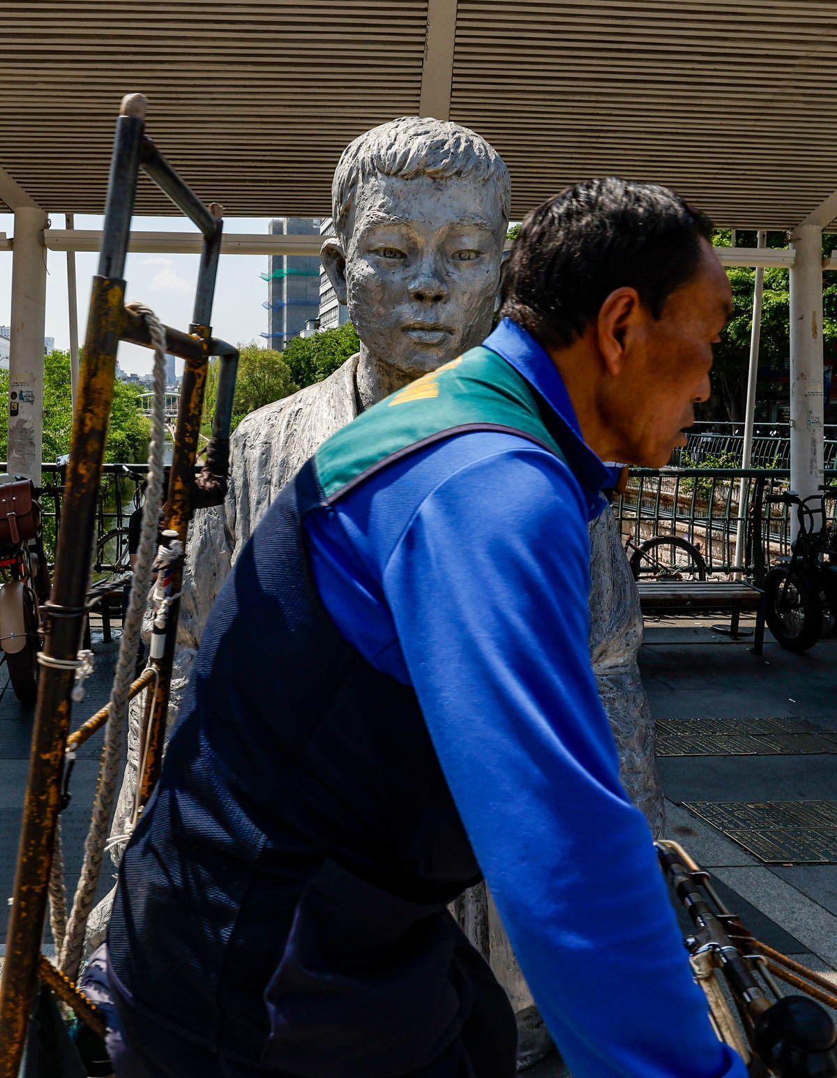 노동절을 하루 앞둔 30일 서울 종로구 청계천로 전태일 동상 앞을 시민들이 지나고 있다.