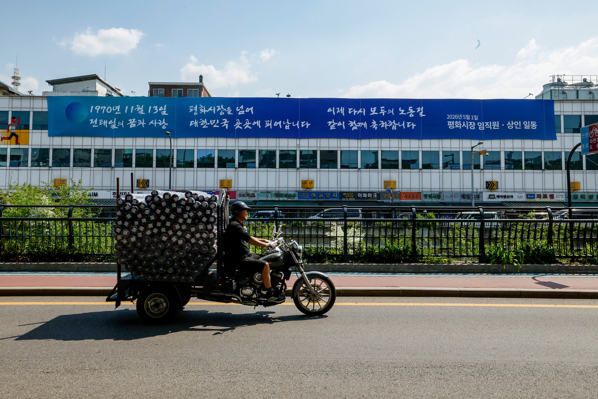 노동절을 하루 앞둔 30일 서울 종로구 평화시장 건물 외벽에 전태일 열사를 기리는 대형 펼침막이 걸려 있다.
