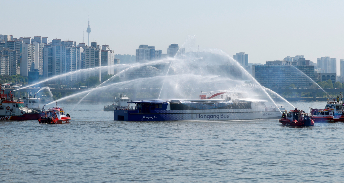 30일 서울 한강버스 여의도선착장 인근에서 열린 한강 복합 수난사고 대비 수상·육상 구조·구호 종합훈련에서 선박들이 화재를 진압하고 있다.