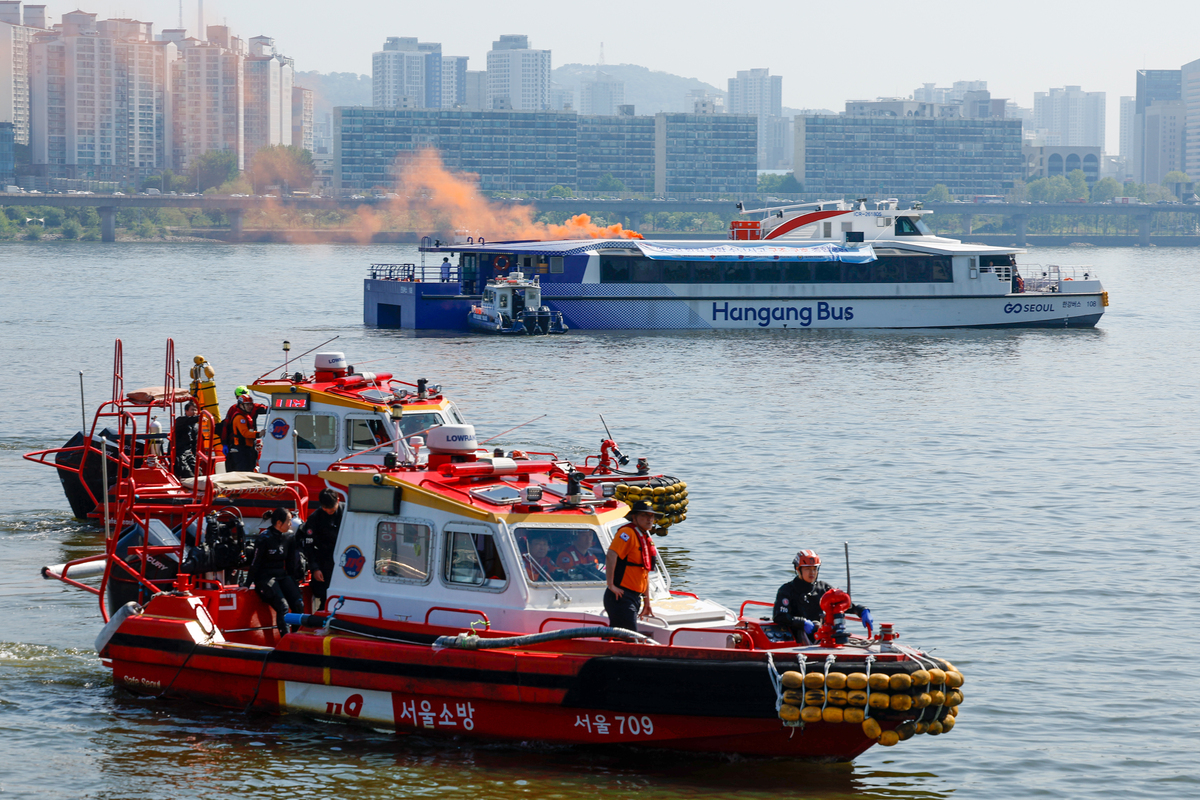 30일 서울 한강버스 여의도선착장 인근에서 열린 한강 복합 수난사고 대비 수상·육상 구조·구호 종합훈련에서 승객들을 구조하기 위해 구조정이 출발하고 있다.