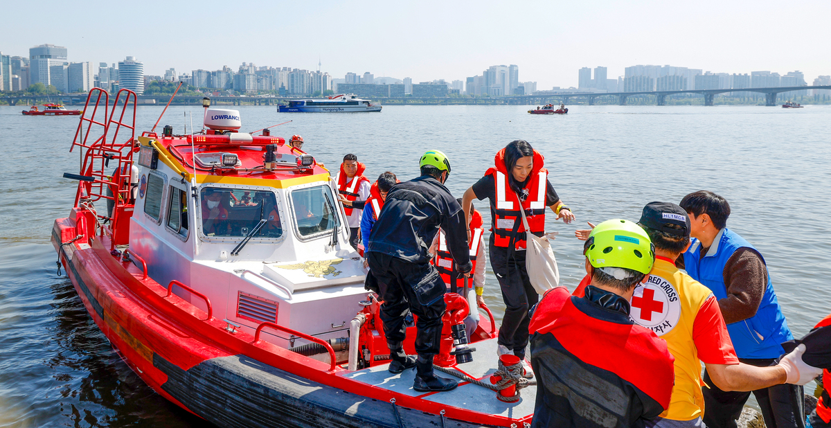 구명조끼 입고 튀어!…한강버스 수난사고 훈련 [한강로사진관]