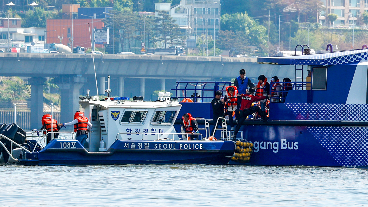 30일 서울 한강버스 여의도선착장 인근에서 열린 한강 복합 수난사고 대비 수상·육상 구조·구호 종합훈련에서 구조대원들이 승객들을 구조하고 있다.