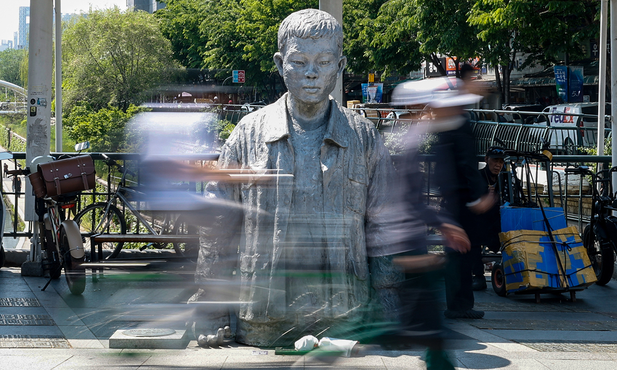 버들다리 위 여전히 굳건한 ‘전태일 동상’