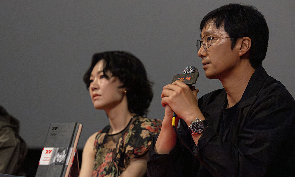 제27회 전주국제영화제 둘째 날인 30일, 전북 전주 CGV전주고사점에서 열린 ‘필름시대사랑' 관객과의 대화 참석한&nbsp;배우 한예리(왼쪽),&nbsp;박해일.&nbsp;&nbsp;&nbsp;&nbsp;전주국제영화제 제공