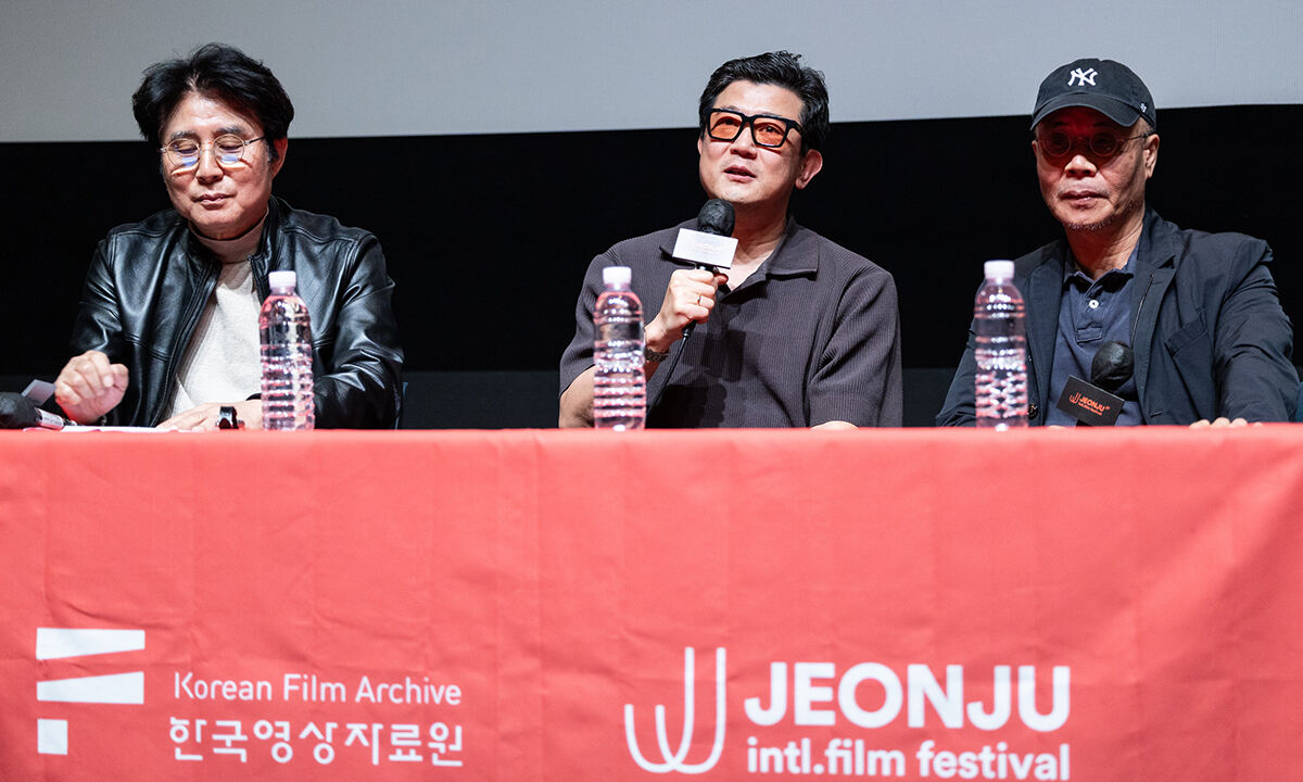 제27회 전주국제영화제 둘째 날인 30일, 전북 전주디지털독립영화관에서 열린 ‘남자는 괴로워’ 관객과의 대화에 참석한 김홍준 전 한국영상자료원장(왼쪽부터),&nbsp;배우 박상민, 이명세 감독.&nbsp; &nbsp; 전주국제영화제 제공