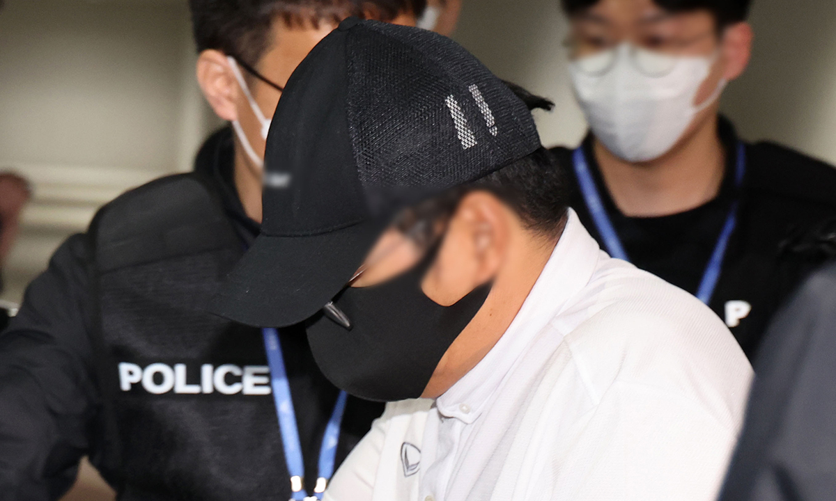 마약공급책 청담사장 최모(51)씨가&nbsp;1일 인천국제공항에서 경기남부경찰청으로 송환되고 있다.&nbsp; &nbsp; 뉴시스