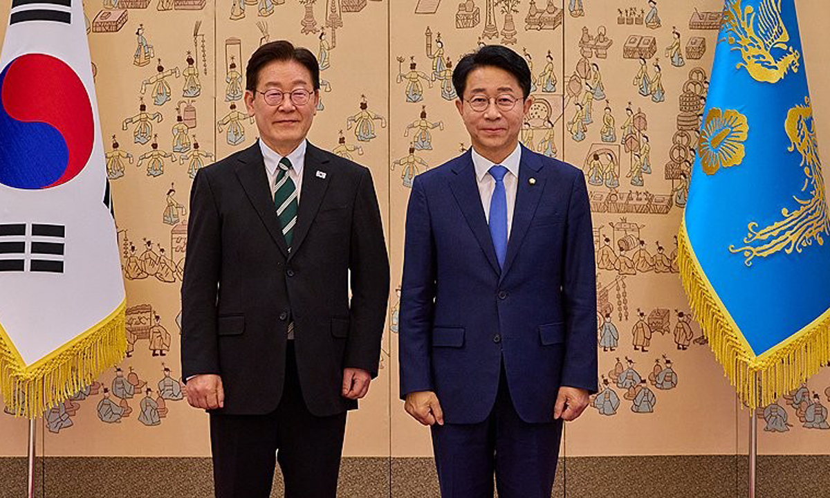 이재명 대통령이 지난 3월 27일 청와대에서 조정식 대통령 정무특별보좌관에게 위촉장 수여 후 기념 촬영을 하고 있다. 청와대 제공