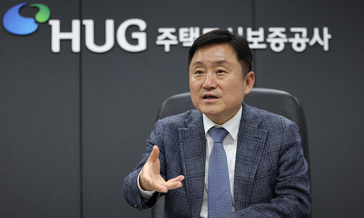 최인호 주택도시보증공사(HUG) 사장이 지난달 24일 서울 여의도 태흥빌딩 집무실에서 세계일보와 인터뷰하고 있다. 최 사장은 “다주택자 매물이 시장에 나오더라도 실제 거래로 이어지기 위해선 무주택자가 감당할 수 있는 가격이 돼야 한다”며 “HUG는 주택 가격 안정화를 위해 금융 측면에서 뒷받침해 나갈 계획”이라고 밝혔다. 허정호 선임기자