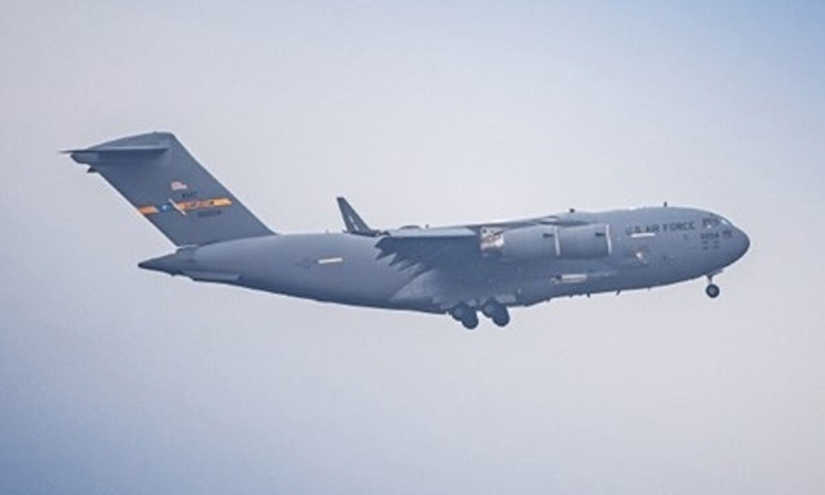 美수송기는 베이징 도착 미 공군 C-17 수송기가 1일(현지시간) 중국 베이징 서우두공항에 착륙하고 있다. 미·중 당국은 해당 수송기 착륙과 관련해 공식 입장을 내놓지 않고 있지만, 5월 양국 정상회담을 앞두고 선발대 물자나 경호 장비가 수송됐을 가능성이 제기되고 있다. 중국 웨이보 캡처