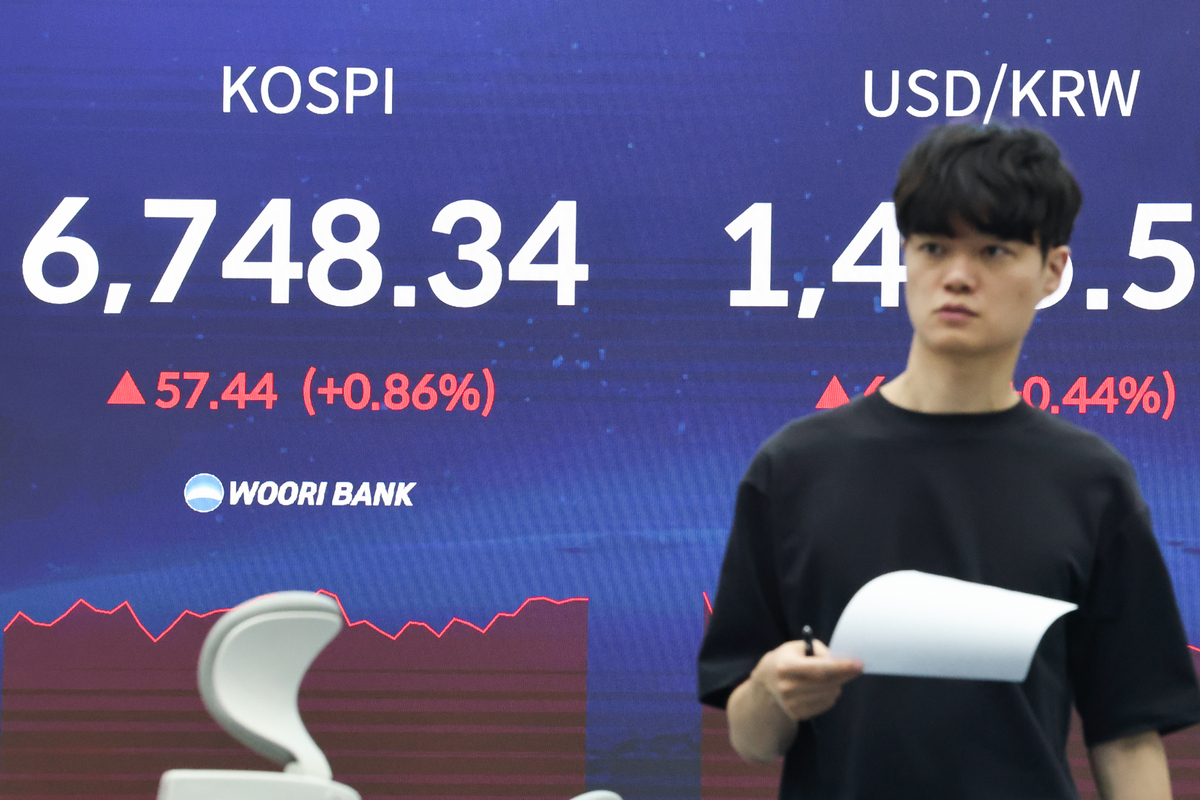 지난달 30일 서울 중구 우리은행 본점 딜링룸 현황판에 코스피가 표시돼 있다. 연합뉴스