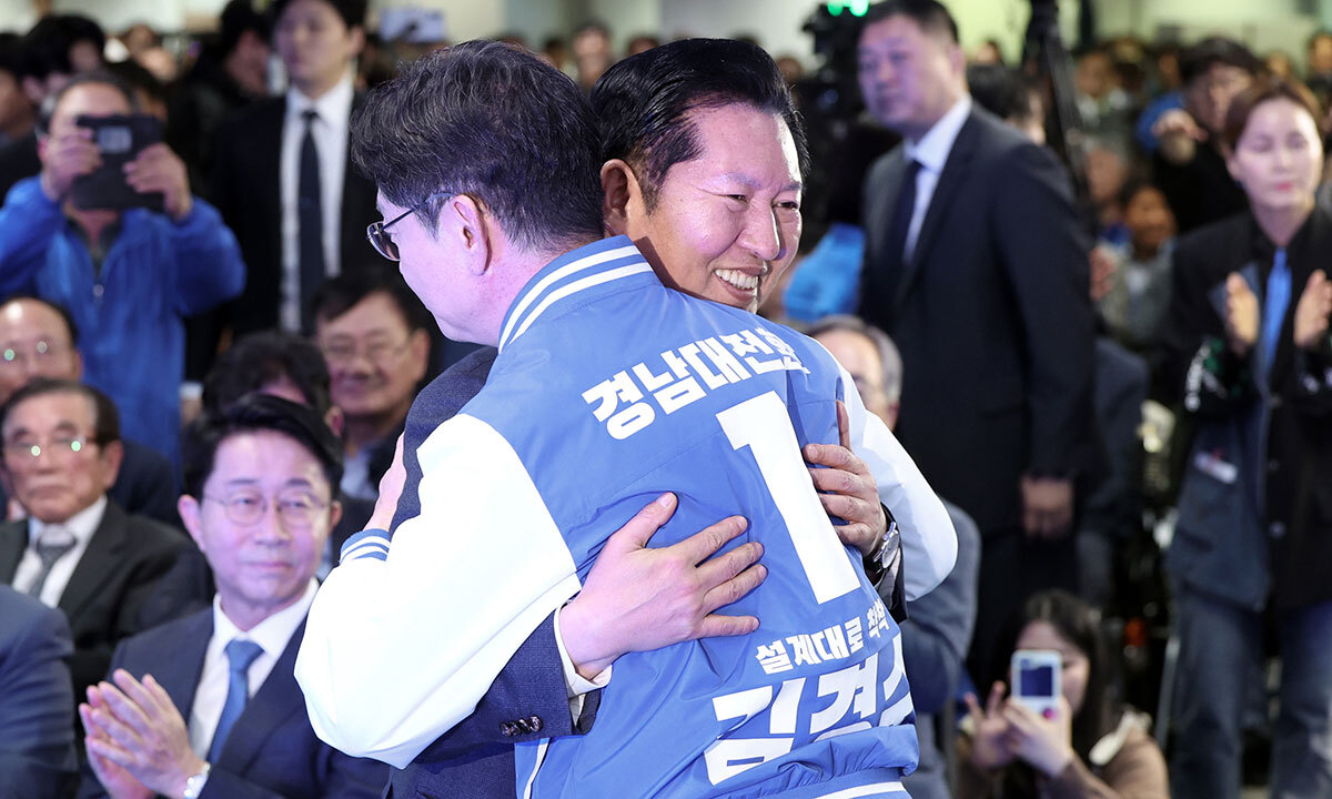 후보들과 포옹 더불어민주당 정원오(왼쪽), 국민의힘 오세훈 서울시장 후보가 3일 서울 용산구 효창운동장에서 열린 제44회 서울특별시장기 축구대회 개회식에서 선수들을 향해 손을 흔들고 있다. 연합뉴스