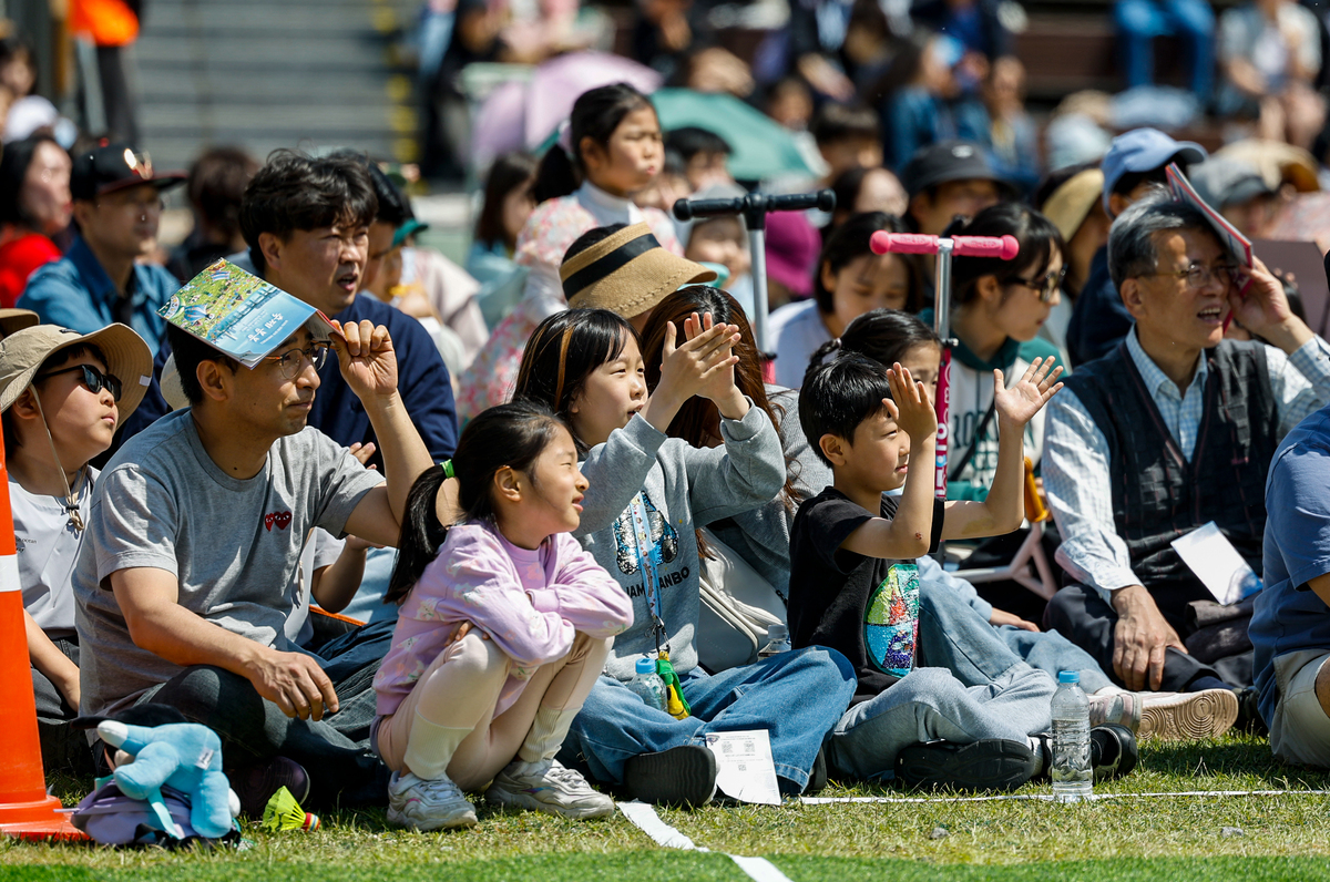 4일 서울 용산구 노들섬 일원에서 열린 ‘서울서커스페스티벌’에서 가족 단위 관람객들이 ‘포스트맨’ 공연을 구경하고 있다.