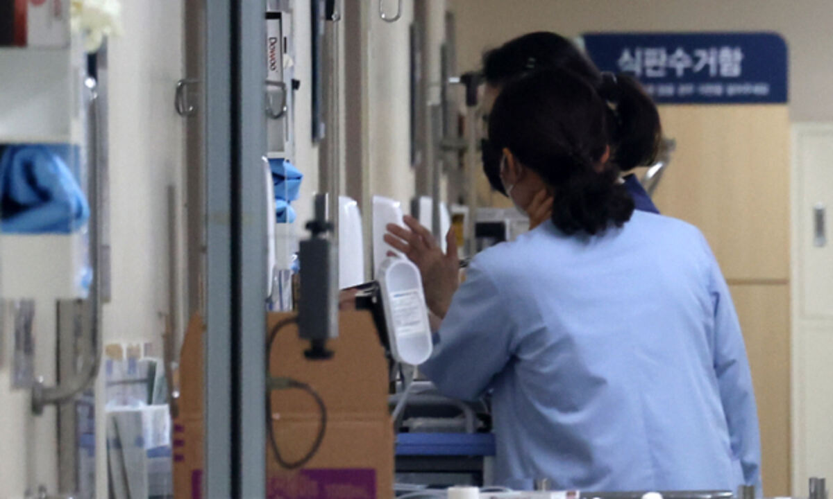 서울시내 한 대학병원에서 간호 인력들이 업무를 보고 있다. 뉴시스