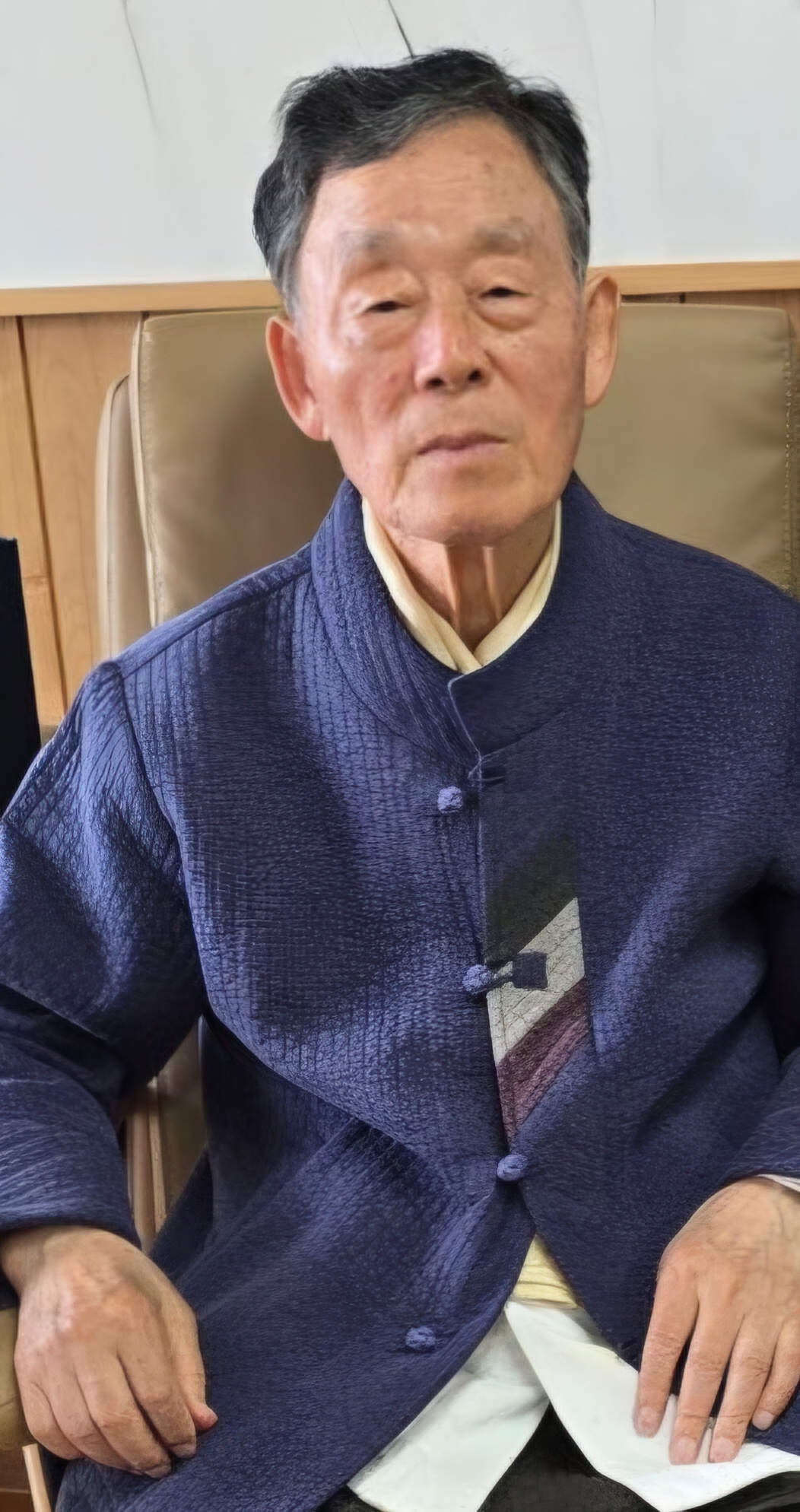 소설가 한승원이&nbsp;지난달 28일 해산토굴에서 “제가 불행하게도 파킨슨 진단을 받았다. 초기에는 우울증이 심해서 안락사하려고 보내달라고까지 했으나 이제는 생각이 달라졌다. 열심히 재활&nbsp;치료해 좋은 작품을 보여&nbsp;드리고 싶다”고 말했다. 장흥=박태해 선임기자