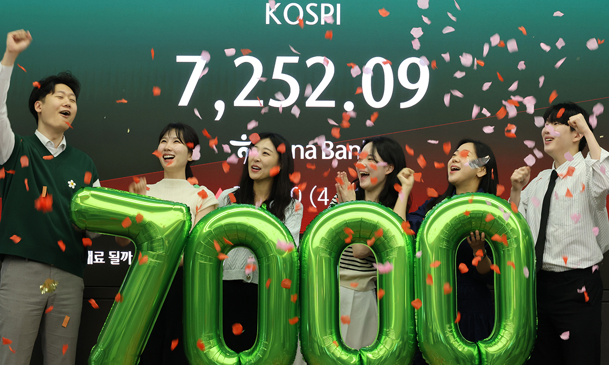 코스피가 7천을 돌파한 6일 서울 중구 하나은행 본점 딜링룸에서 직원들이 축하 세리모니를 하고 있다. 연합뉴스