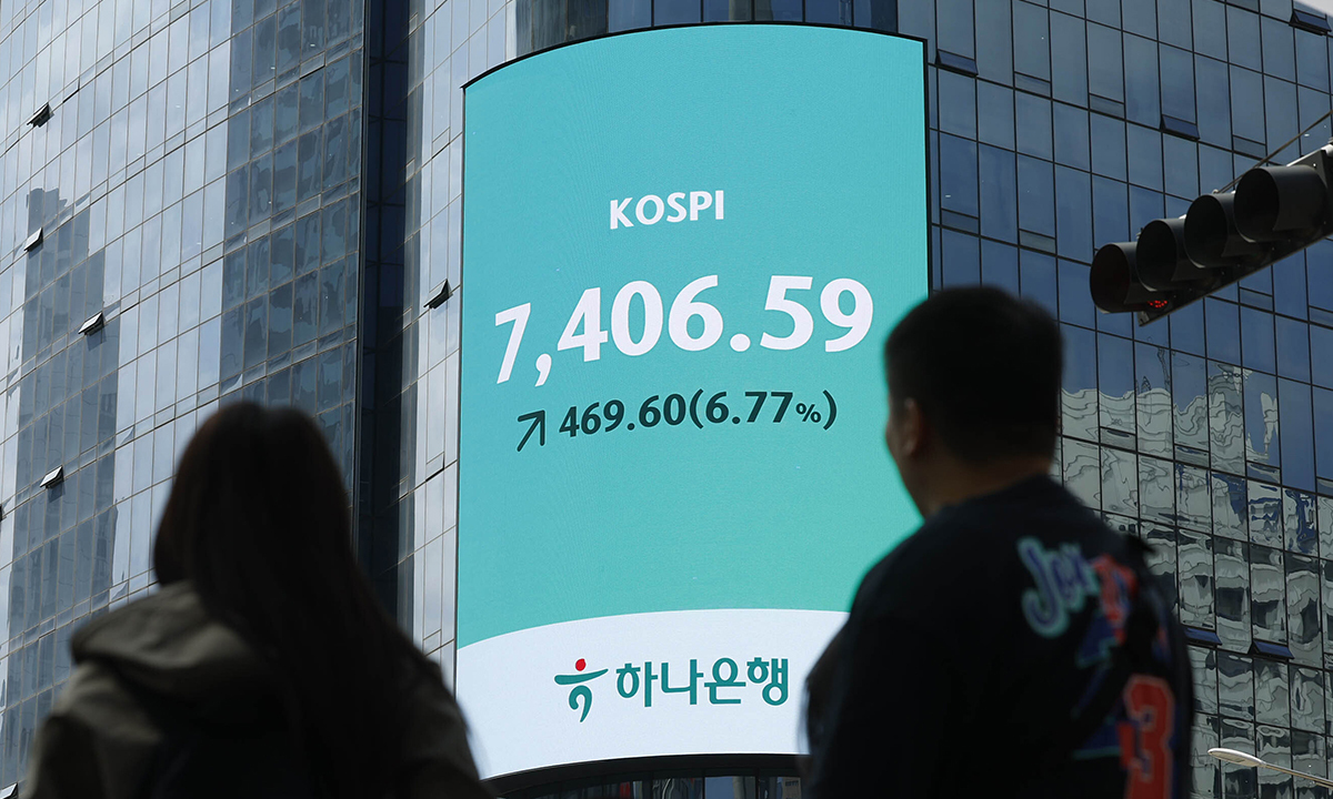 장중 7400 터치 코스피가 사상 처음으로 7000고지를 밟은 지난 6일 시민들이 서울 중구 하나은행 외벽 전광판에 표시된 코스피 지수를 바라보고 있다. 유희태 기자