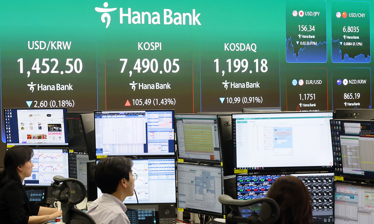 코스피 지수가 사상 최고치로 마감한 7일 오후 서울 중구 하나은행 본점 딜링룸 현황판에 전장대비 105.49포인트(1.43%) 상승한 7,490.05가 표시되고 있다.