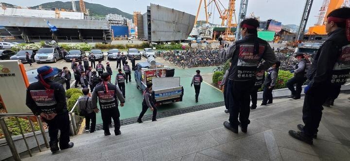 전국금속노조 한화오션지회가 지난달 28일 한화오션 제조총괄 사무실에서 컴퓨터, 의자, 전화기 등 집기류 무단반출을 시도하고 있다. 독자 제공