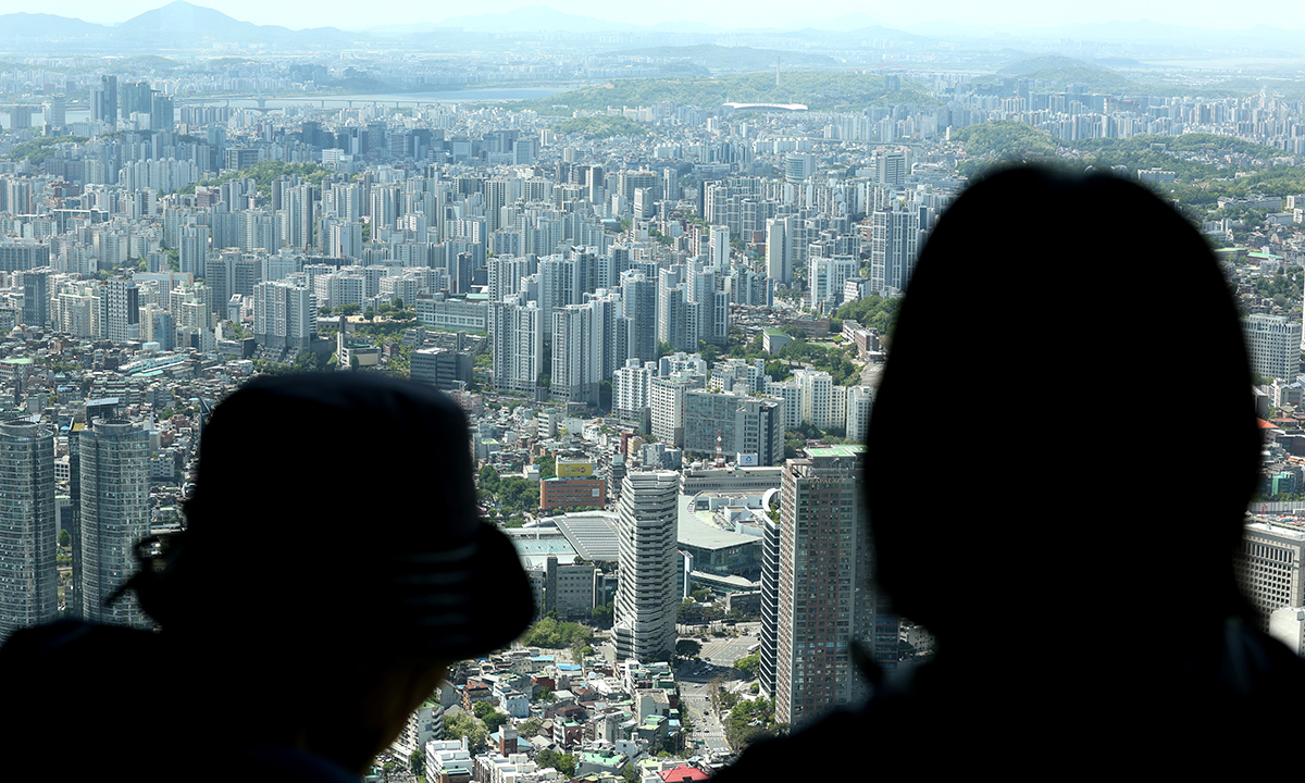 지난 8일 서울 남산에서 바라본 도심 곳곳에 아파트가 빼곡하다. 연합뉴스