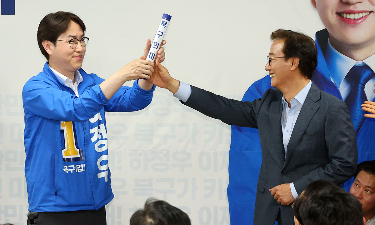 바통 넘겨받는 하정우 부산 북갑 국회의원 보궐선거에 출마하는 더불어민주당 하정우 후보(왼쪽)가 10일 부산 북구에서 열린 선거사무소 개소식에서 전재수 부산시장 후보가 건넨 ‘북구의 미래’가 적힌 바통을 넘겨받고 있다. 전 후보가 북갑에서 3선을 지냈다. 하 후보는 “지금이야말로 북구가 다시 출발할 골든타임”이라고 강조했다. 부산=연합뉴스