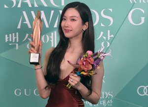 문가영, 데뷔 20년 차 첫 백상 수상… 구교환에 &${esc.h}34;이 상은 선배의 것&${esc.h}34;