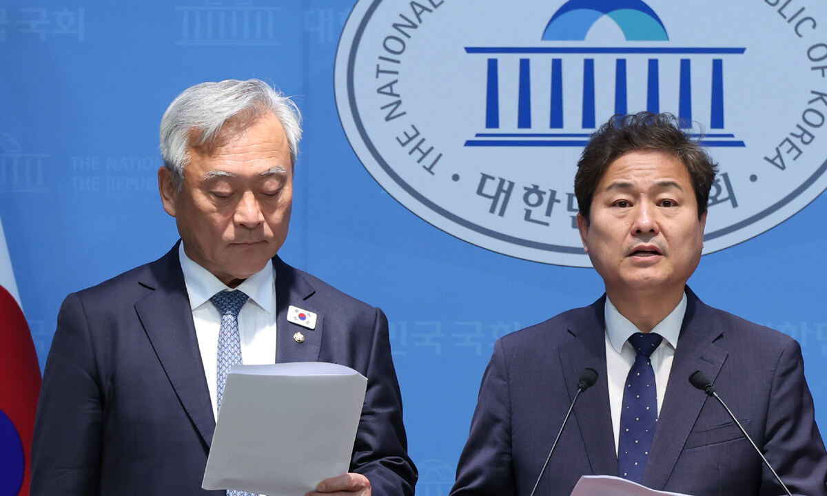 HMM 나무호 피격과 관련해 여야 공방이 이어지는 가운데 11일 국회 외교통일위원회 소속 더불어민주당 이재강(왼쪽), 김영배 의원 등이 국회 소통관에서 정부가 피격 사건을 은폐·축소하고 있다고 주장하는 야당 의원들을 규탄하는 기자회견을 열고 있다. 허정호 선임기자