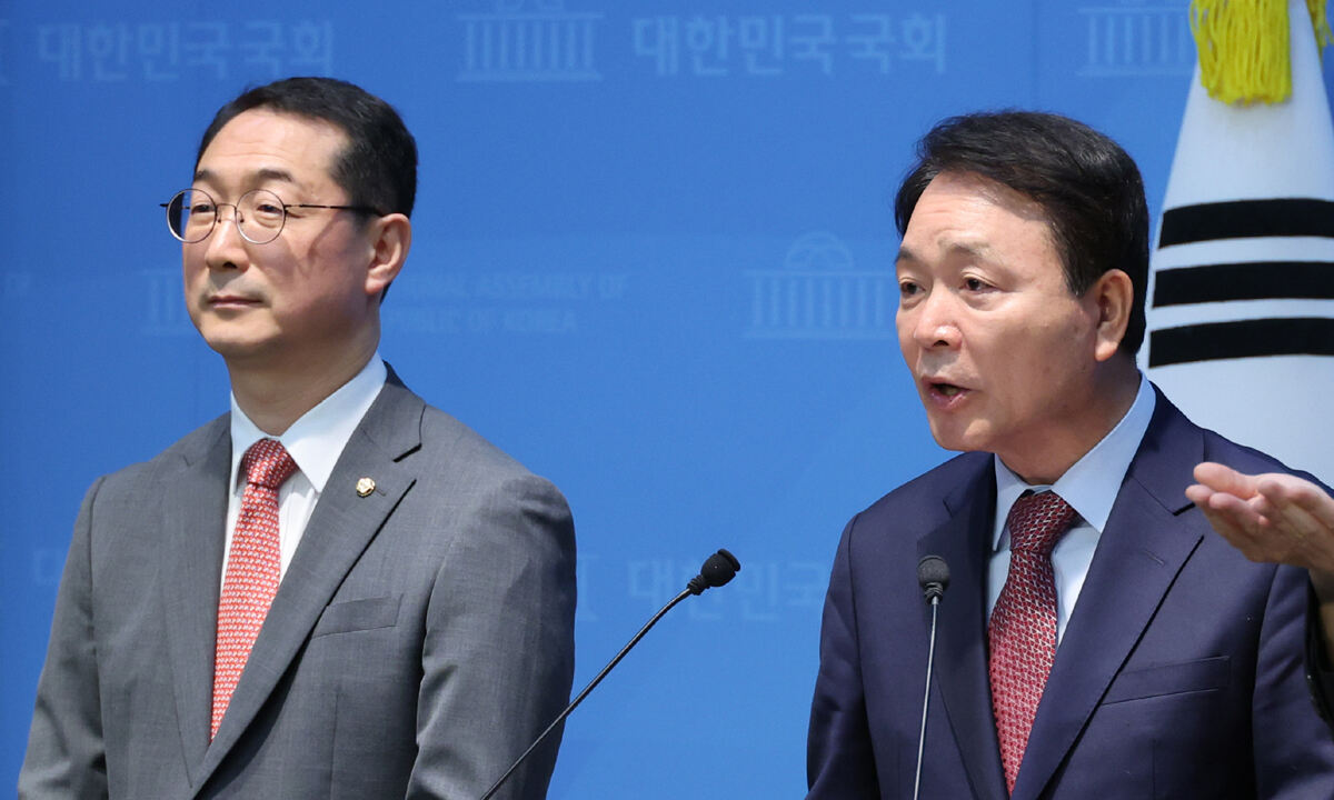 11일 정부 규탄 성명을 발표하는 국민의힘 소속 성일종 국방위원장(오른쪽)과 김건 의원. 허정호 선임기자
