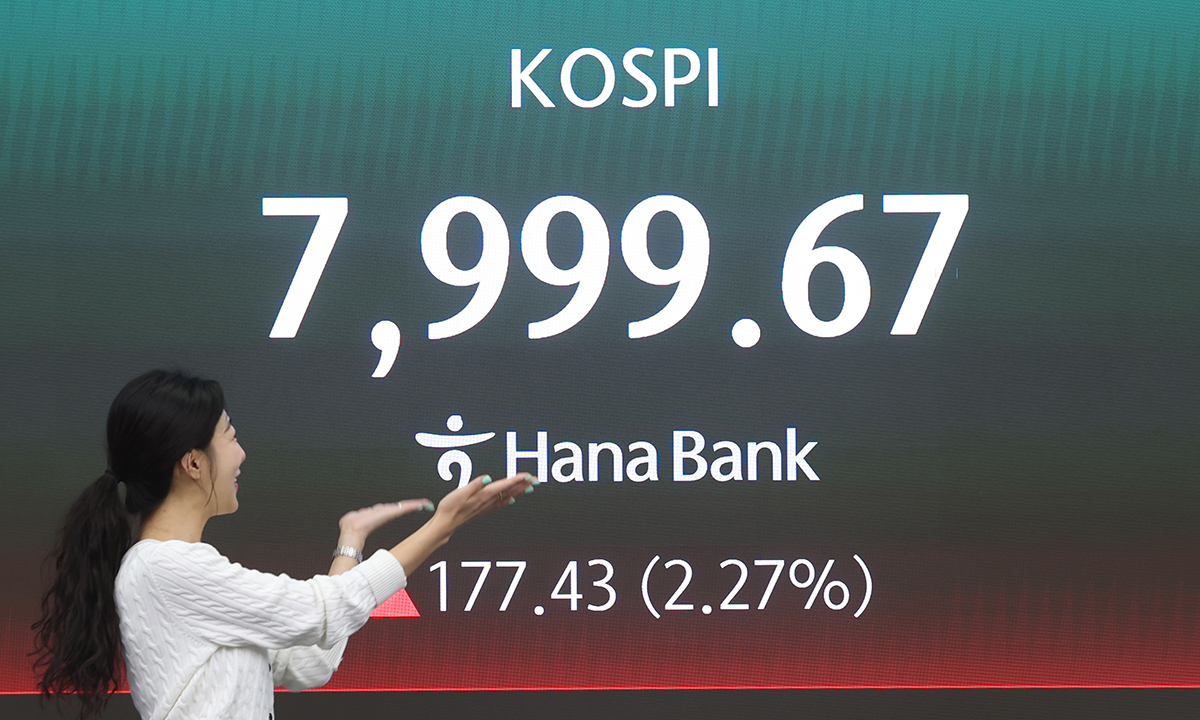 12일 서울 중구 하나은행 딜링룸 현황판에 코스피가 표시돼 있다. 지수는 전장보다 131.17포인트(1.68%) 오른 7,953.41로 출발해 7,900대를 유지하고 있다. 연합뉴스