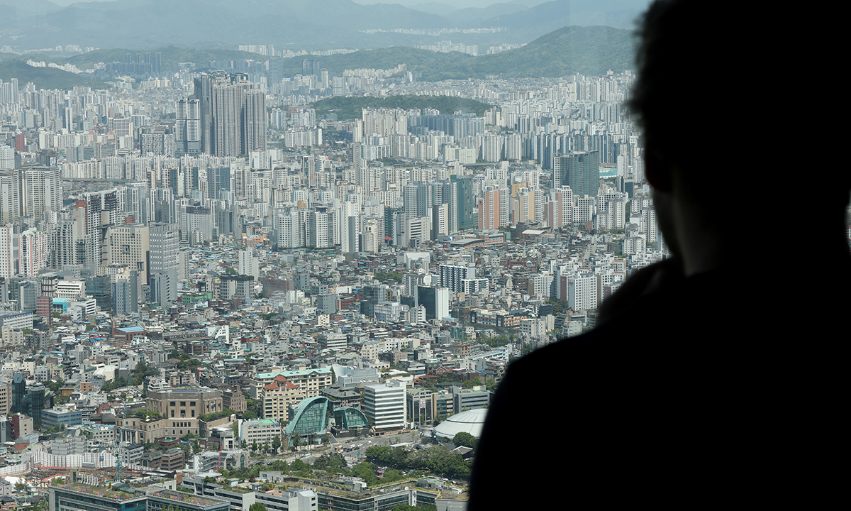 지난 8일 서울 남산에서 바라본 도심 곳곳에 아파트가 빼곡하다. 연합뉴스